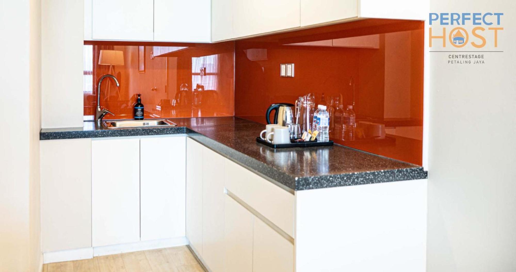 Centrestage Petaling Jaya By Perfect Host Exterior foto A kitchen with a granite countertop