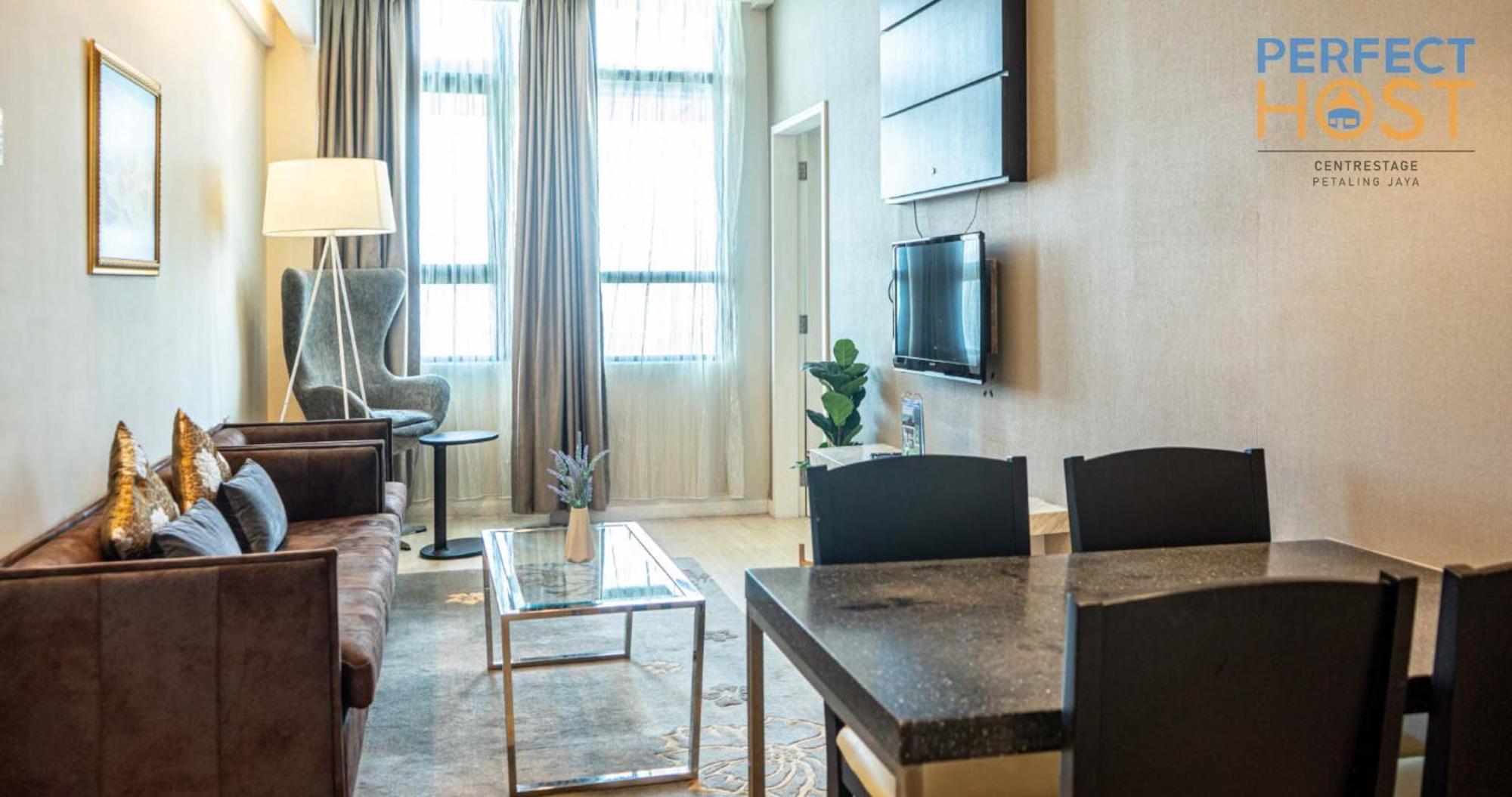 Centrestage Petaling Jaya By Perfect Host Exterior foto A living room in a serviced apartment in Warsaw, Poland